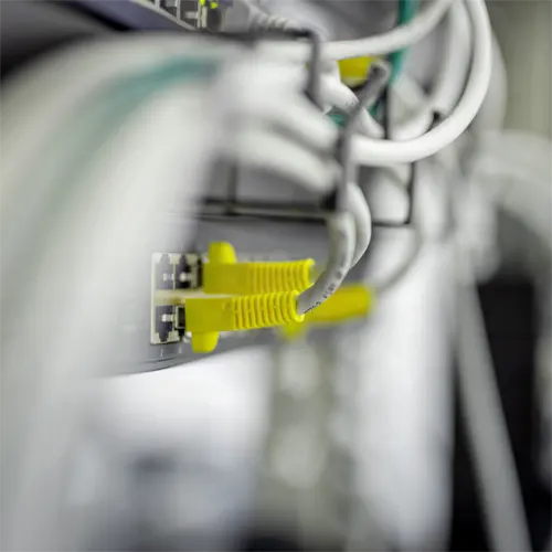 Ein verschwommenes Bild von Server-Kabeln.