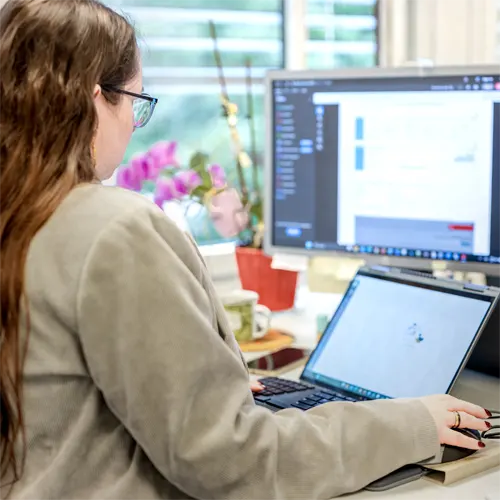 Mitarbeiter von Datalizard arbeitet an einem Laptop.