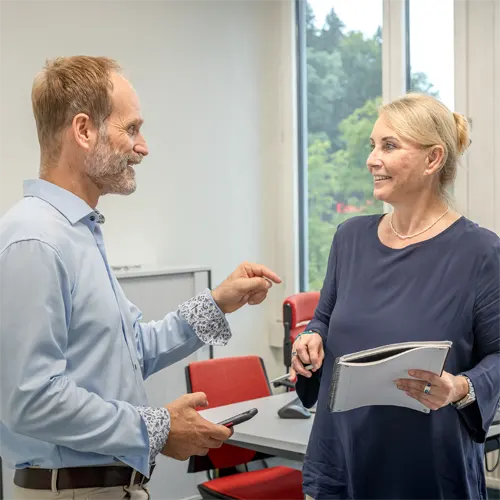 Der Geschäftsführer von Datalizard im Gespräch mit einer Mitarbeiterin