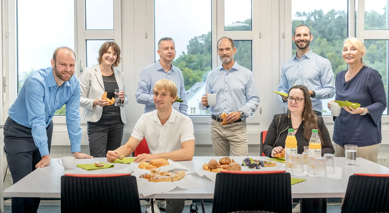 Das komplette Team von Datalizard beim Znüni.