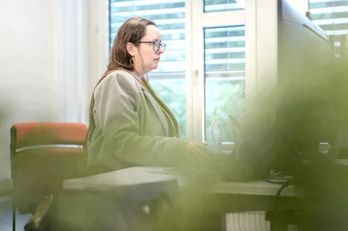 Eine Mitarbeiterin der Datalizard AG bei der Arbeit im Büro.