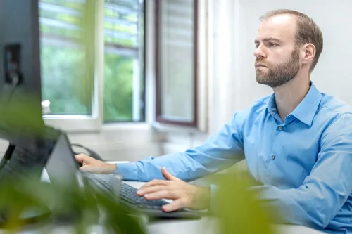 Ein Mitarbeiter der Datalizard AG bei der Arbeit im Büro.